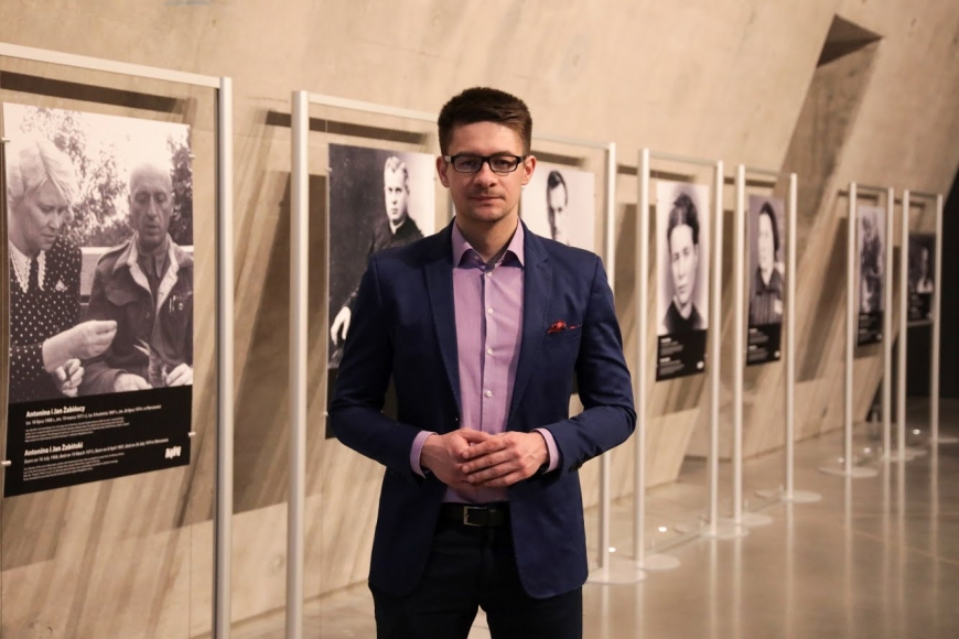  Kurator Wystawy Mateusz Błażewicz