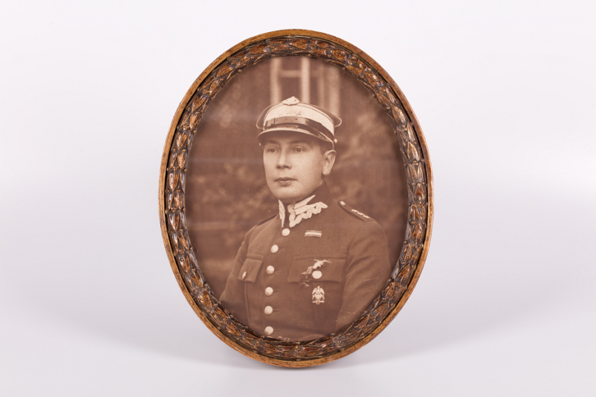 Fotografia portretowa rtm. rez. Aleksandra Kornela Kowala wykonana w okresie służby wojskowej w 25 Pułku Ułanów Wielkopolskich 