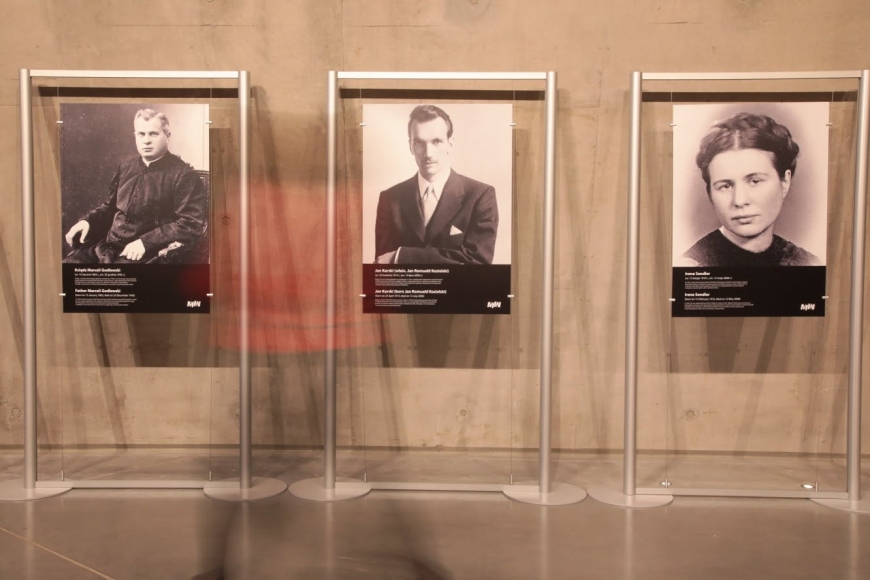Wystawa fotografii „Polacy ratujący Żydów podczas okupacji niemieckiej” dostępna dla zwiedzających