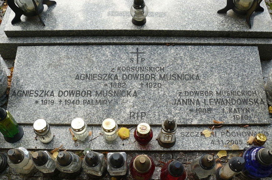 Inskrypcja upamiętniająca Agnieszkę Dowbor-Muśnicką na grobowcu rodzinnym, fot. Wikipedia