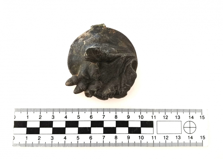 Fragment kałamarza – pokrywka z wizerunkiem liści dębu i żołędzi