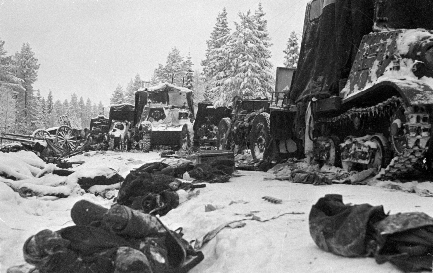 1- Uszkodzone czołgi sowieckie pod miejscowością Raate. Styczeń 1940 r.