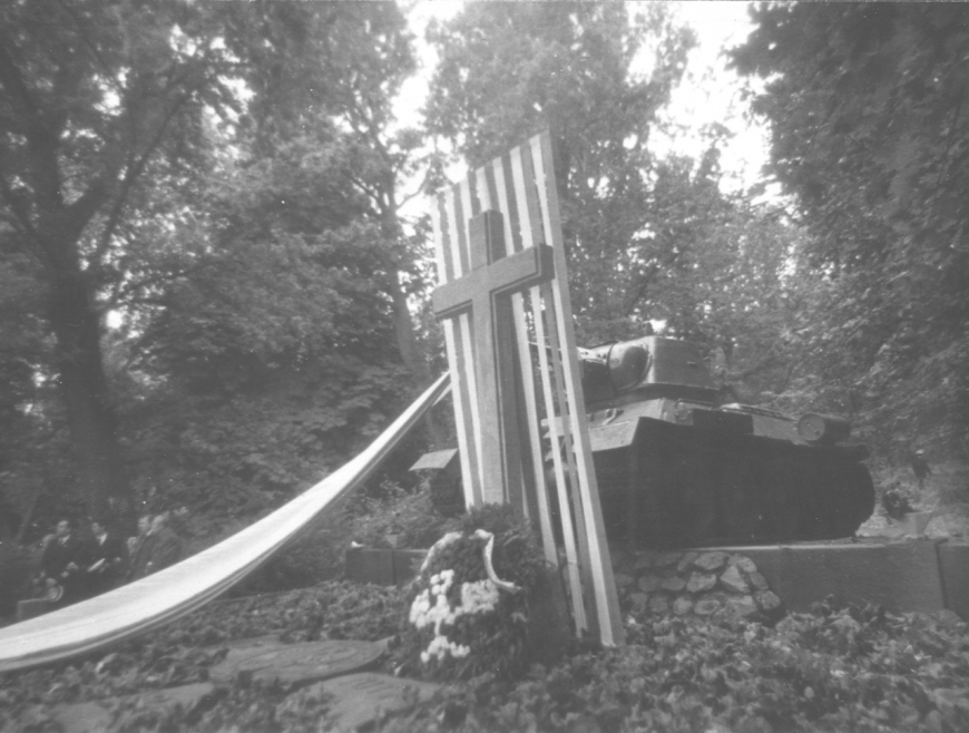 Przywrócenie krzyża Dąbrowskiego pomiędzy pomnikiem a czołgiem. Autor nieznany (MIIWŚ – depozyt Czesława Nowaka)