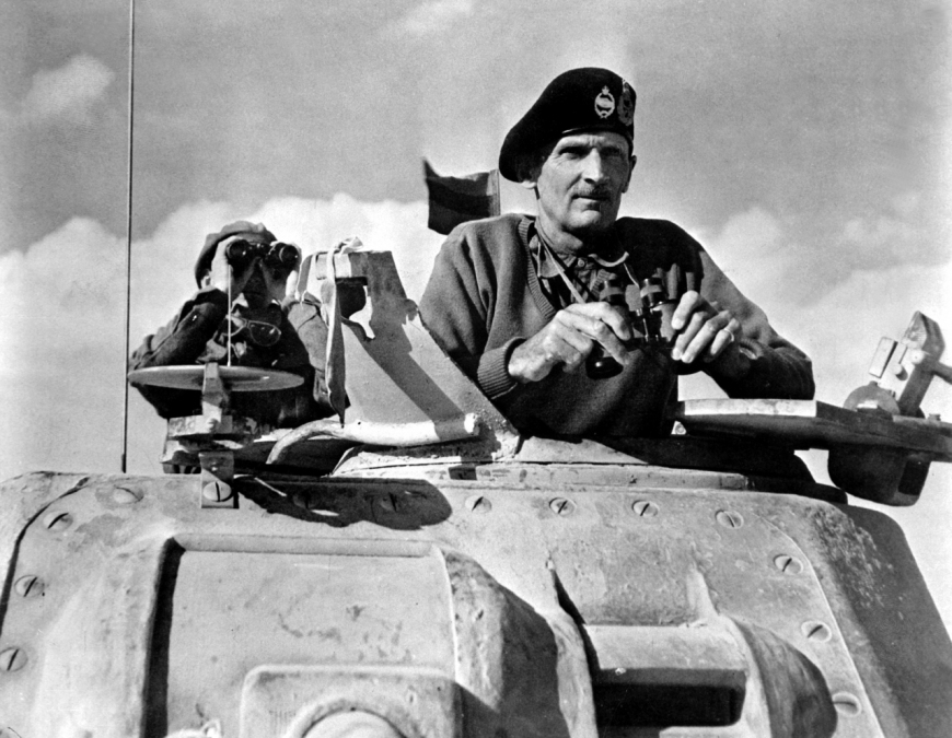 Generał Bernard Law Montgomery (pierwszy z prawej) obserwuje ruch swoich czołgów. Afryka Północna, listopad 1942 r. (domena publiczna)