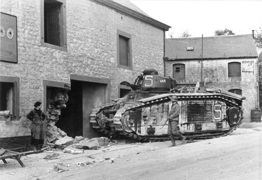 Porzucony francuski czołg Char B, Belgia, maj 1940 r., Zbiory Bundesarchiv, Bild 1010I-127-0369-21, Fremke Heinz, CC-BY-SA 3.0