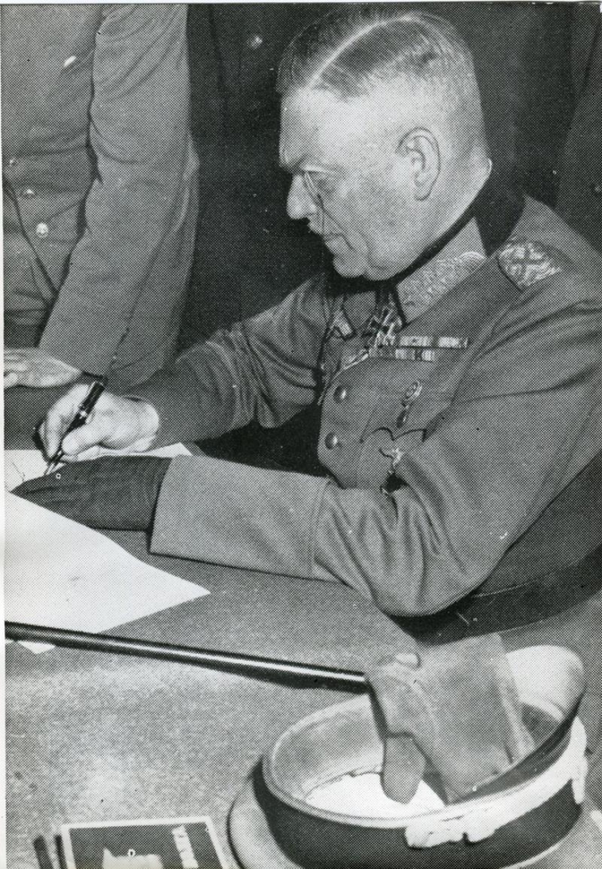 Feldmarszałek Wilhelm Keitel podpisuje akt bezwarunkowej kapitulacji Niemiec, 8 maja 1945 r. (MIIWŚ)