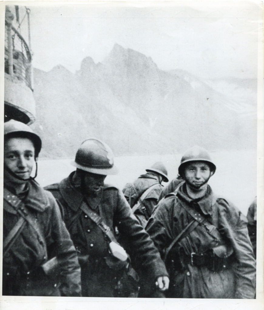 Żołnierze polskiej Samodzielnej Brygady Strzelców Podhalańskich na pokładzie francuskiego statku w fiordzie Malagen, Norwegia, kwiecień 1940 r. (MIIWŚ)