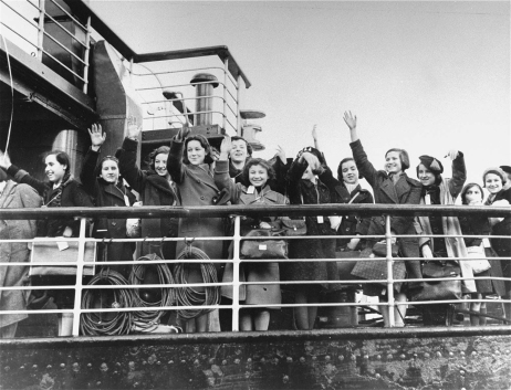 Fot. 1. Członkinie pierwszego kindertransportu z Niemiec przybywają do Harwich w Anglii. 2 grudnia 1938 r. (IPN)