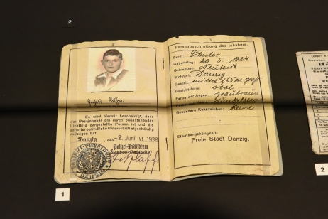 Fot. 6. Paszport Karla Ruhma, uczestnika pierwszego transportu dzieci żydowskich, który wyjechał z Gdańska w maju 1939 r. (MIIWŚ)