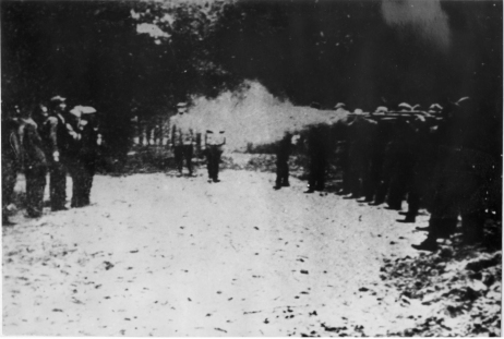 Fot. 2. Moment wykonania przez Niemców egzekucji na Polakach w Barbarce k. Torunia. 1939 r. (IPN, o. Bydgoszcz)