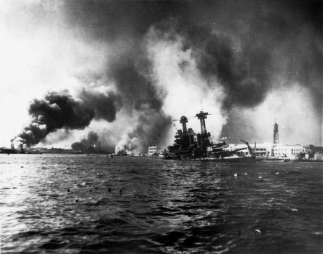 Fot. Pancernik USS California tonie w wyniku japońskiego ataku na Pearl Harbor. 7 grudnia 1941 r. (domena publiczna)