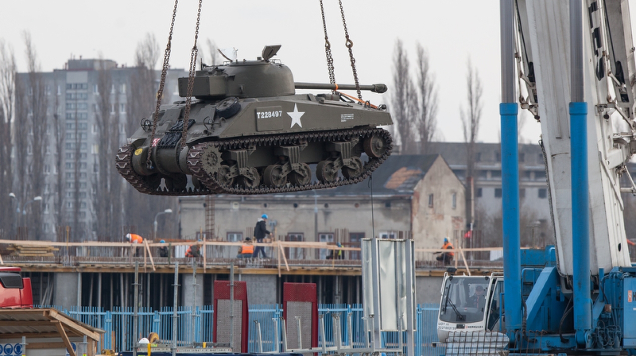 Czołg Sherman Firefly transportowany na dno wykopu. Fot. Roman Jocher