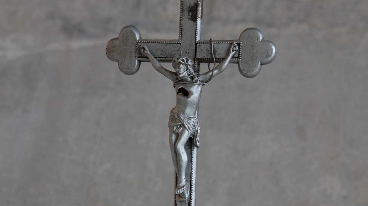 Krzyż metalowy z podstawą, wyprodukowany najprawdopodobniej w początkach XX wieku, używany do dewocji prywatnej, wymiary 41 cm x 19 cm. Fot. Mikołaj Bujak