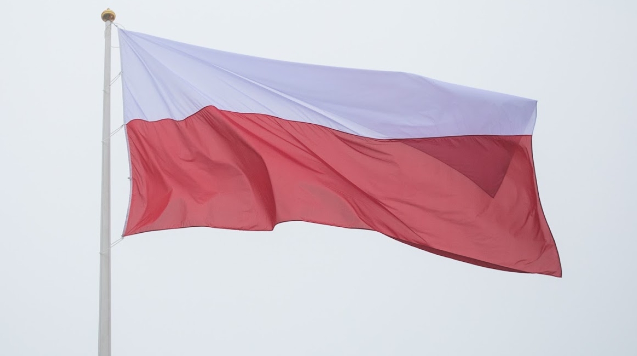 Podniesienie flagi państwowej na maszt przed Muzeum II Wojny Światowej w Gdańsku