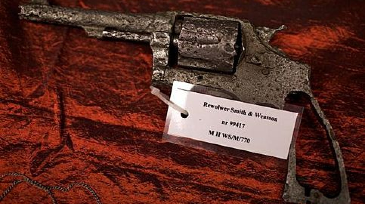 Amerykański rewolwer Smith&Wesson używany przez partyzantów, odnaleziony w Puszczy Kampinowskiej, ze zbiorów Muzuem II Wojny Światowej. Fot. Roman Jocher
