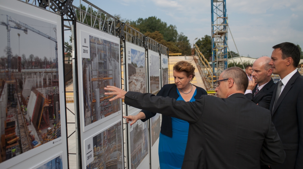 Minister Kultury i Dziedzictwa Narodowego Małgorzata Omilanowska, Szef Kancelarii Prezesa Rady Ministrów Jacek Cichocki i Prof. Paweł Machewicz pokazujący zdjęcia z etapów budowy Muzeum. Fot. Roman Jocher