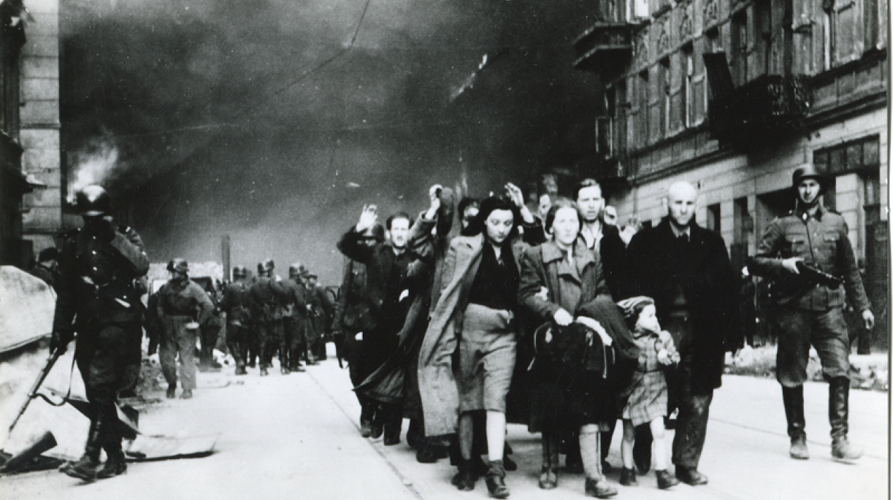 fot. Grupa Żydów prowadzona Umschlagplatz przez oddziały niemieckie w czasie powstania w getcie warszawskim w 1943 roku 