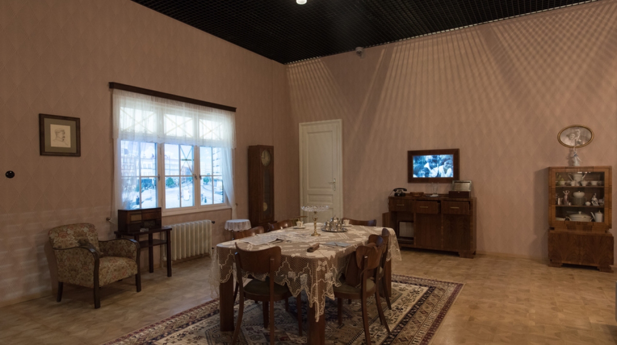 Reconstruction of the flat in Warsaw several days after the outbreak of the war. Photo: Roman Jocher 