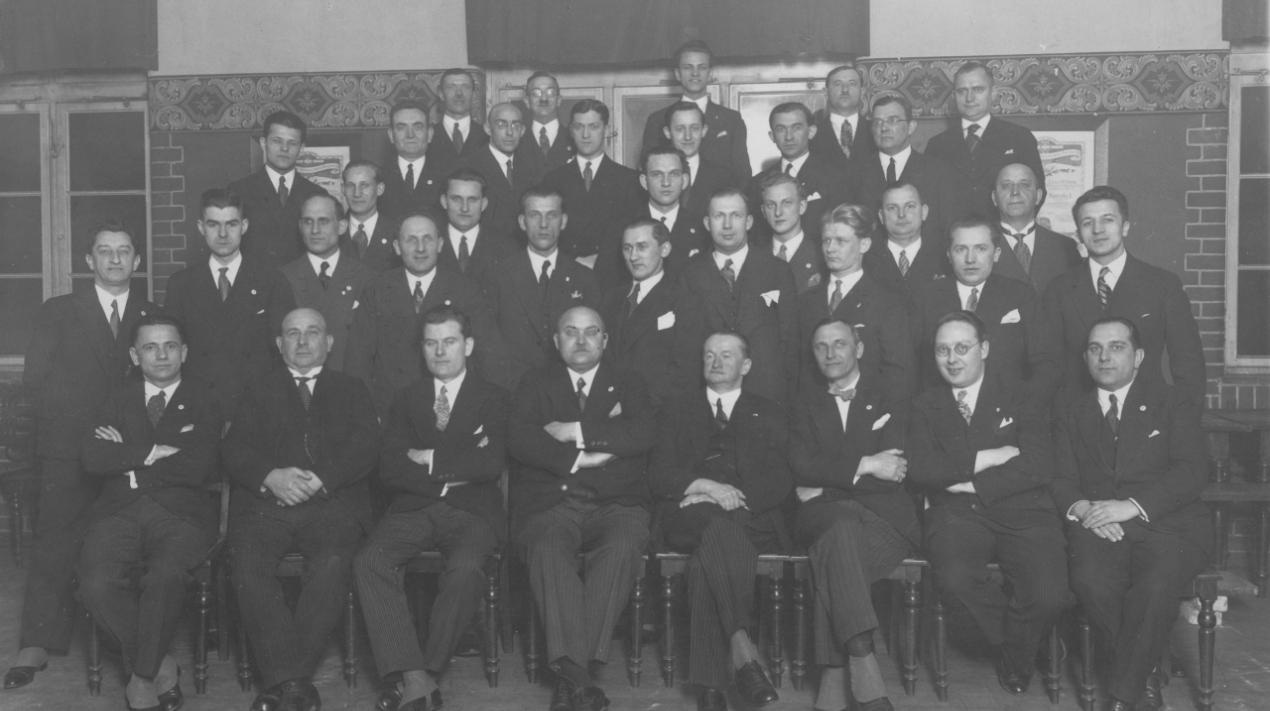Fotografia grupowa członków polskiego chóru męskiego "Moniuszko" z Gdańska. Widoczny m.in. b. minister Henryk Strasburger (siedzi 5. z lewej). 1932 / NAC