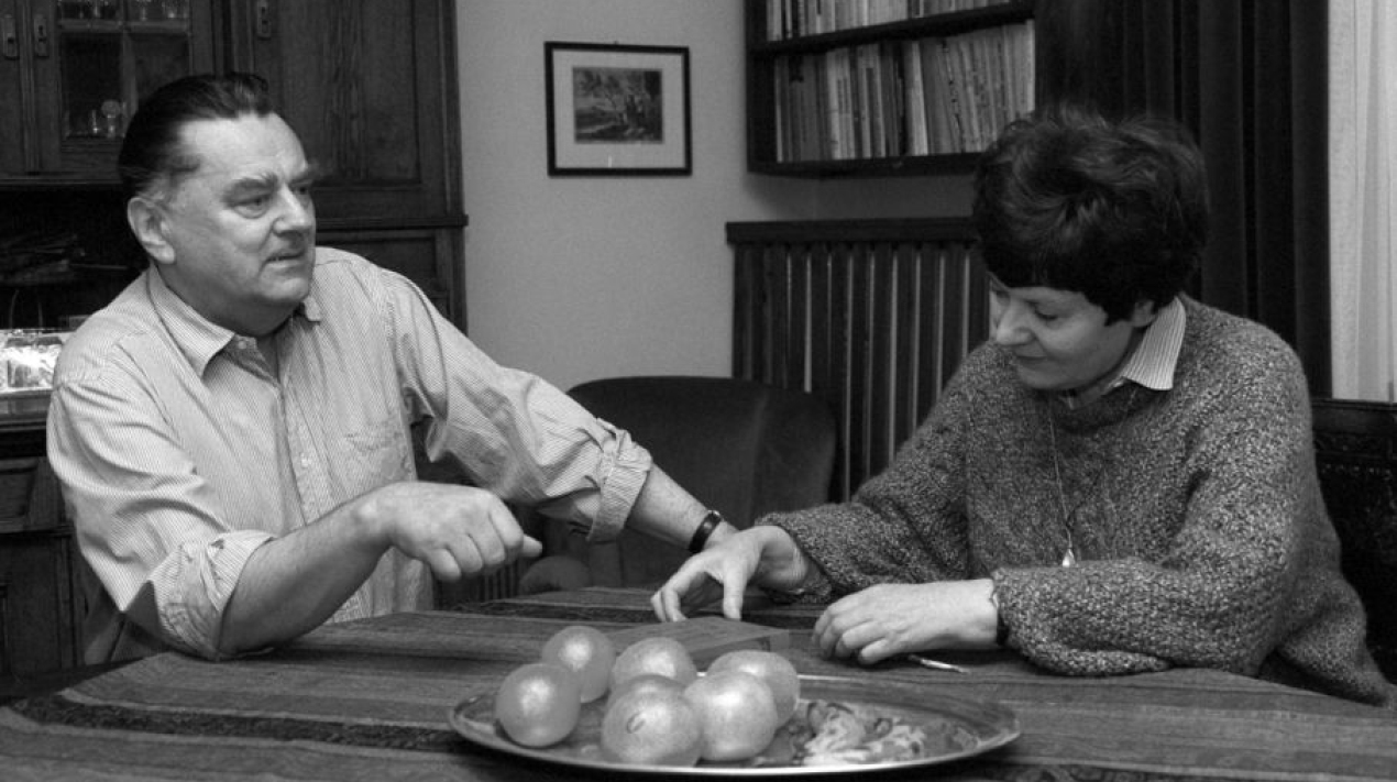 Premier RP Jan Olszewski z żoną Martą w swoim mieszkaniu. Zdjęcie archiwalne, 1991 r. (fot. arch.PAP/ Teodor Walczak)