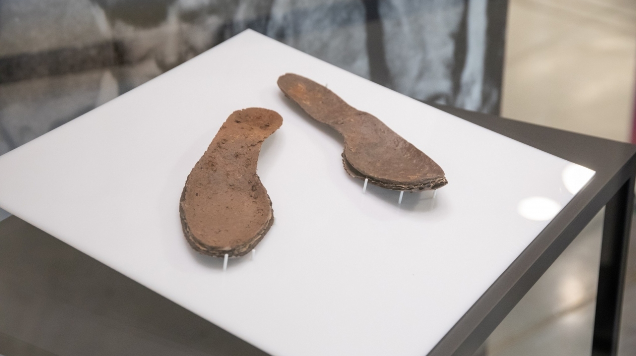 Fragmenty butów „Inki” prezentowane w ramach akcji „Wejście w historię”