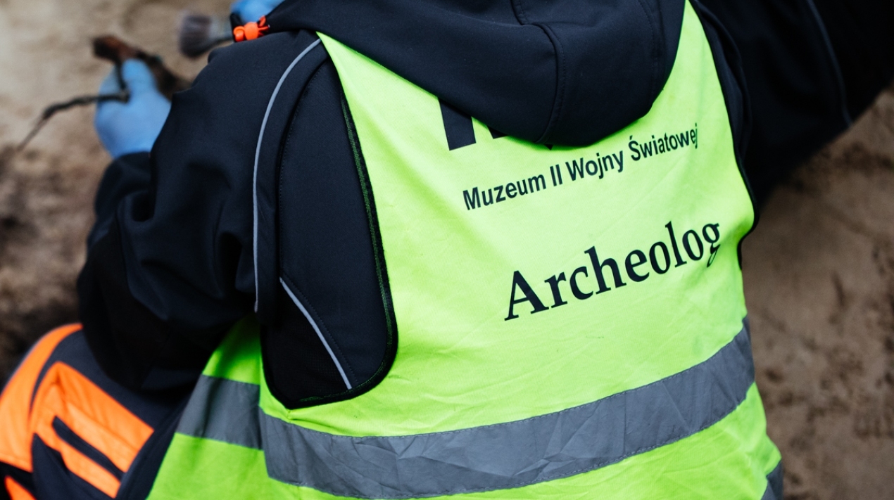 Archeolog Muzeum II Wojny Światowej podczas prac wykopaliskowych