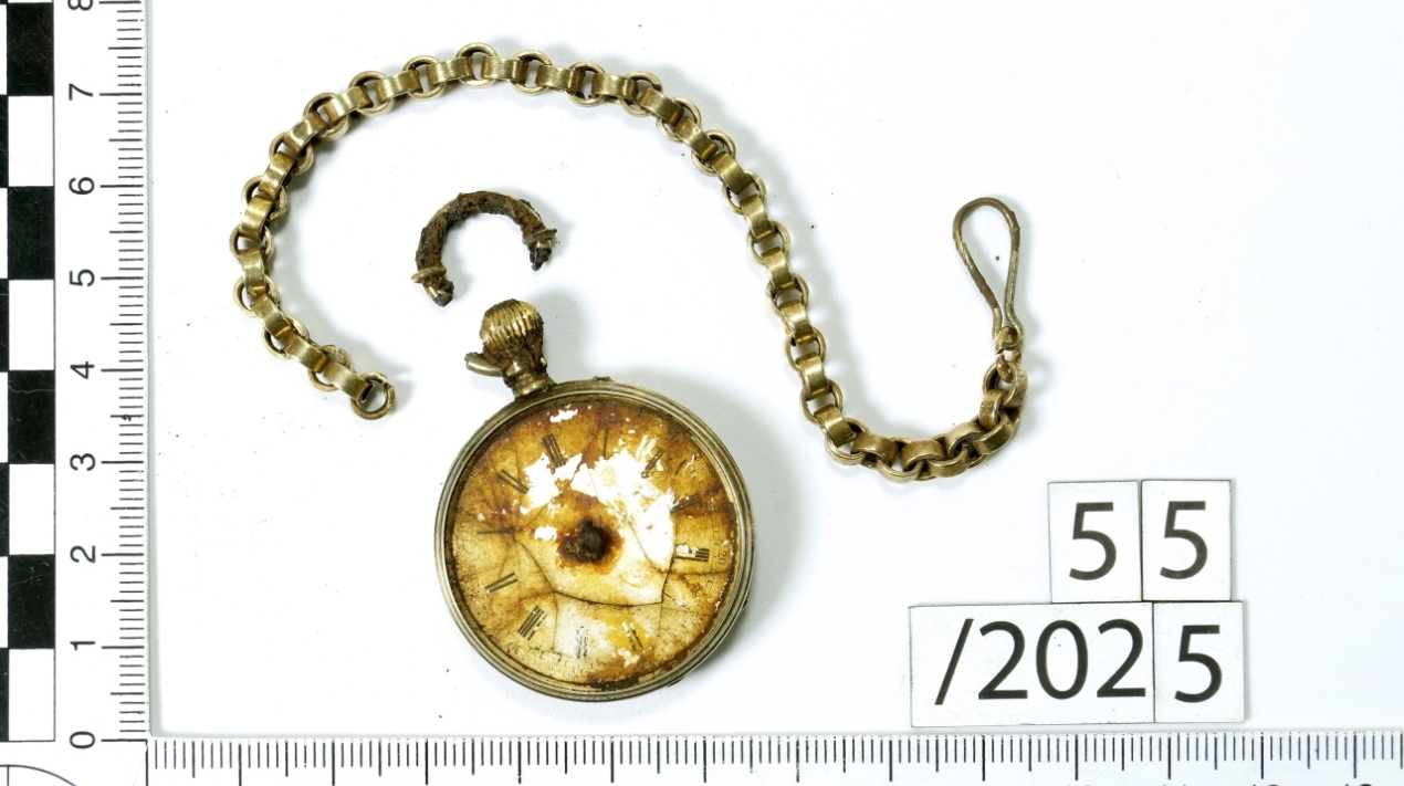 Kieszonkowy zegarek z końca XIX w. znaleziony podczas badań poprzedzających budowę drogi
