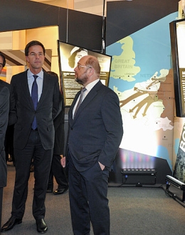 Premier Holandii Mark Rutte oraz Przewodniczący Parlamentu Europejskiego Martin Schulz podczas otwarcia wystawy. Fot. ©Jan Van de Vel/Liberation Route Europe Foundation