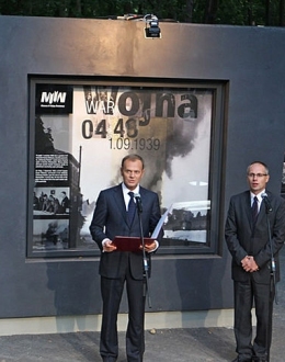 Prime Minister Donald Tusk signing the foundation act of the Museum of the Second World War, 1 September 2009.