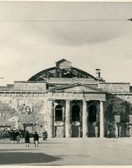 Fotografia przedstawiająca zniszczony Teatr Miejski na Targu Węglowym w Gdańsku.