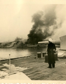 Ostrzał Westerplatte przez okręt Schleswieg-Holstein. 1 września 1939 r.