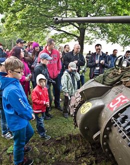 Atrakcją tegorocznej Nocy Muzeów była prezentacja czołgu Sherman Firefly, który należy do Muzeum. Fot. Dominik Jagodziński