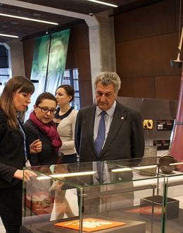 Przewodniczący parlamentu Hiszpanii zwiedza wystawę. Fot. Roman Jocher