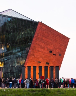 Kolejka chętynych to zwiedzania Muzeum podczas Europejskiej Nocy Muzeów. Fot. Mikołaj Bujak
