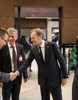 President of the European Council, Donald Tusk, greeted at the exhibition by Dr Piotr Majewski, deputy director of the Museum of the Second World War, Basil Kerski, director of the European Solidarity Centre, and Professor Roman Kuźniar. Photo: Roman Jocher.