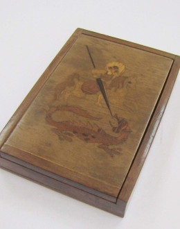 Pudełko drewniane z wizerunkiem Św. Jerzego walczącego ze smokiem wykonane przez Aleksandra Kowalskiego dla jego syna Jerzego, podczas pobytu w obozie Oflag VI B Dössel.