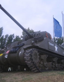 Czołg Sherman Firefly pozyskany dzięki współpracy z Królewskim Muzeum Sił Zbrojnych i Historii Wojskowości w Brukseli.