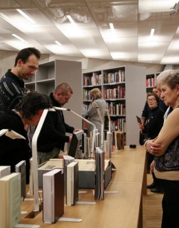 Pierwsi czytelnicy w nowo otwartej Bibliotece. Fot. Mikołaj Bujak