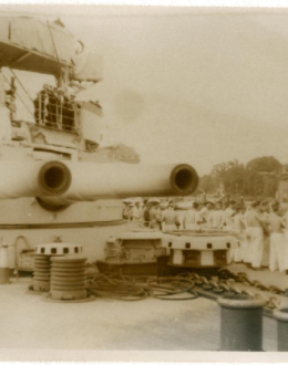 Wieża dziobowa artylerii głównej kalibru 280 mm okrętu liniowego Schleswig-Holstein. Jednostka znajduje się na torze wodnym kanału portowego w Nowym Porcie.