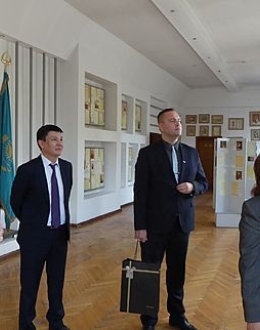 Delegation of the Gdansk Museum together with the management of the Kazakh archives during the tour of the permanent exhibition located in the archive building.
