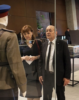 French Minister of Defence visiting the exhibition. Photo: Roman Jocher.