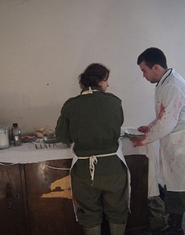 Sanitariusze udzielający pomocy rannemu żołnierzowi.