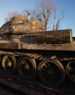 Sowiecki czołg T-34 przy placu budowy Muzeum. Fot. Roman Jocher