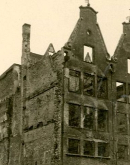 Fotografia powojenna przedstawiająca zniszczoną kamienicę w Gdańsku.