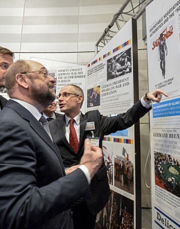 Premier Holandii Mark Rutte oraz Przewodniczący Parlamentu Europejskiego Martin Schulz podczas otwarcia wystawy. Fot. ©Jan Van de Vel/Liberation Route Europe Foundation