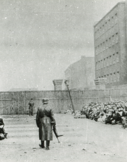 Żydzi z getta warszawskiego czekający na Umschlagplatzu na transport do obozu śmierci w Treblince w 1942 roku. 