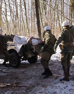 Ewakuacja rannego żołnierza z pola walki.