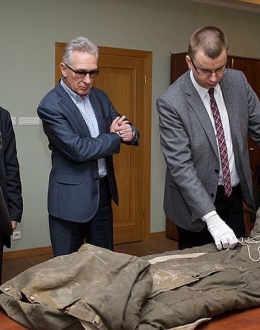 Members of the Advisory Board have been acquainted with the latest exhibits obtained by the Museum. Photo: Roman Jocher