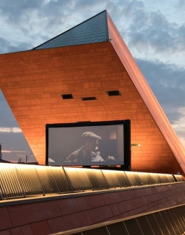 Projekcja filmu "Miasto 44" na placu przed Muzeum II Wojny Światowej w Gdańsku