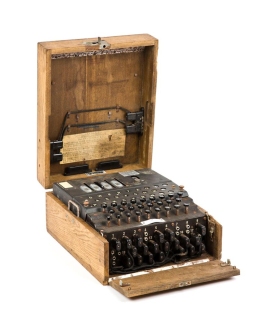 Egzemplarz maszyny szyfrującej Enigma. W wersji stosowanej przez niemiecką Kriegsmarine, który Muzeum II Wojny Światowej otrzymało w darze od Muzeum Wojskowego w Oslo. Fot. Dominik Jagodziński
